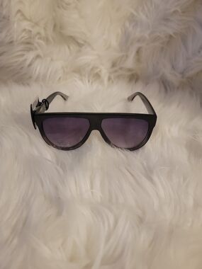 Simply Vera Vera Wang Black Frame Sunglasses with Purple Lenses